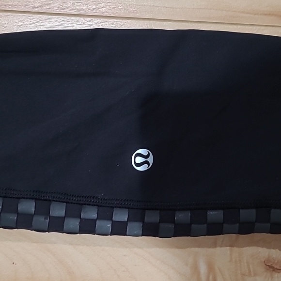 Black Lululemon size 4 capris - Picture 2 of 5
